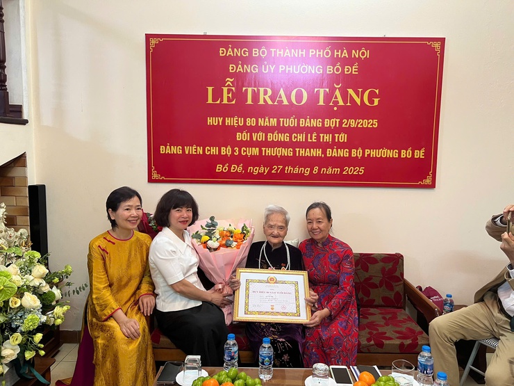 Thường trực Đảng uỷ phường Bồ Đề trao tặng huy hiệu 80 năm tuổi đảng đợt 2/9/2025 tại nhà riêng đảng viên- Ảnh 2.