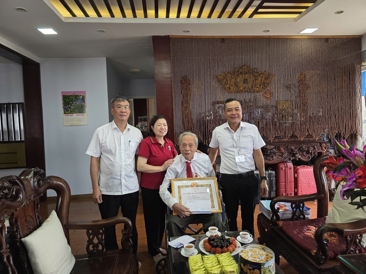 Thường trực Đảng uỷ phường Bồ Đề trao tặng huy hiệu 80 năm tuổi đảng đợt 2/9/2025 tại nhà riêng đảng viên- Ảnh 4.