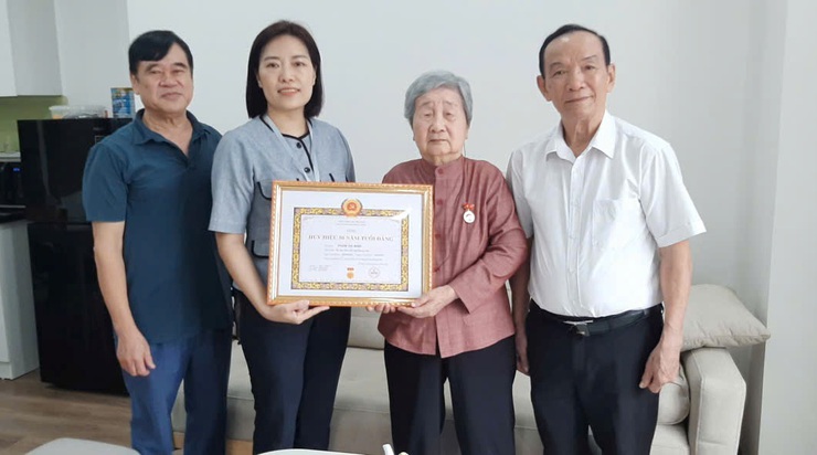 Thường trực Đảng uỷ phường Bồ Đề trao tặng huy hiệu 80 năm tuổi đảng đợt 2/9/2025 tại nhà riêng đảng viên- Ảnh 3.