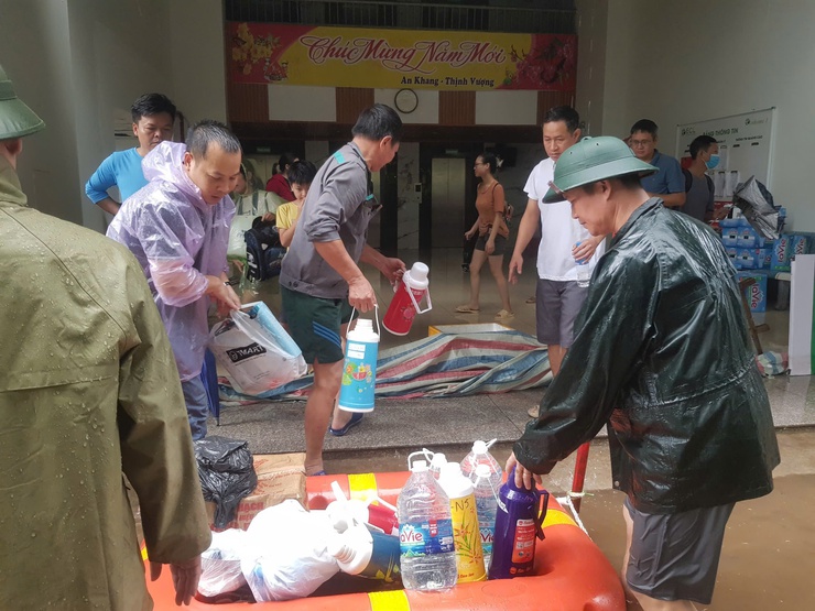 PHƯỜNG ĐÔNG NGẠC KỊP THỜI CỨU TRỢ ĐẢM BẢO ĐỜI SỐNG NHÂN DÂN BỊ NGẬP LỤT DO MƯA TO SAU CƠN BÃO SỐ 5- Ảnh 4.