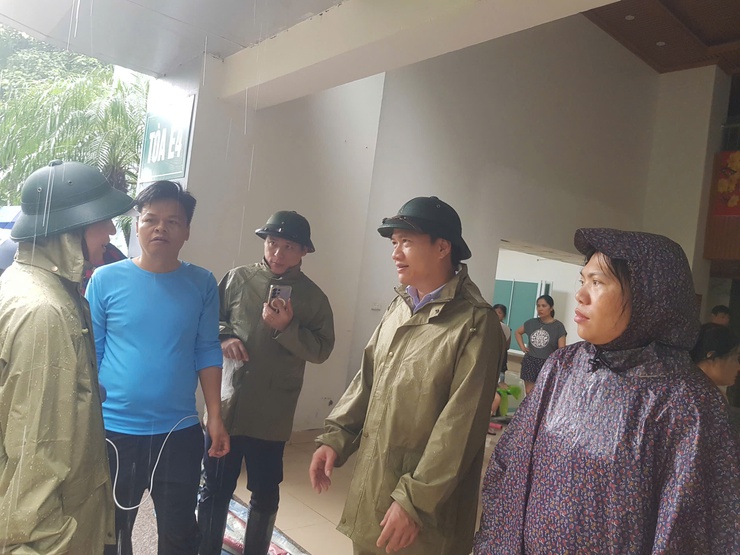 PHƯỜNG ĐÔNG NGẠC KỊP THỜI CỨU TRỢ ĐẢM BẢO ĐỜI SỐNG NHÂN DÂN BỊ NGẬP LỤT DO MƯA TO SAU CƠN BÃO SỐ 5- Ảnh 5.