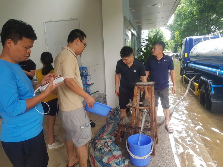 PHƯỜNG ĐÔNG NGẠC KỊP THỜI CỨU TRỢ ĐẢM BẢO ĐỜI SỐNG NHÂN DÂN BỊ NGẬP LỤT DO MƯA TO SAU CƠN BÃO SỐ 5- Ảnh 7.