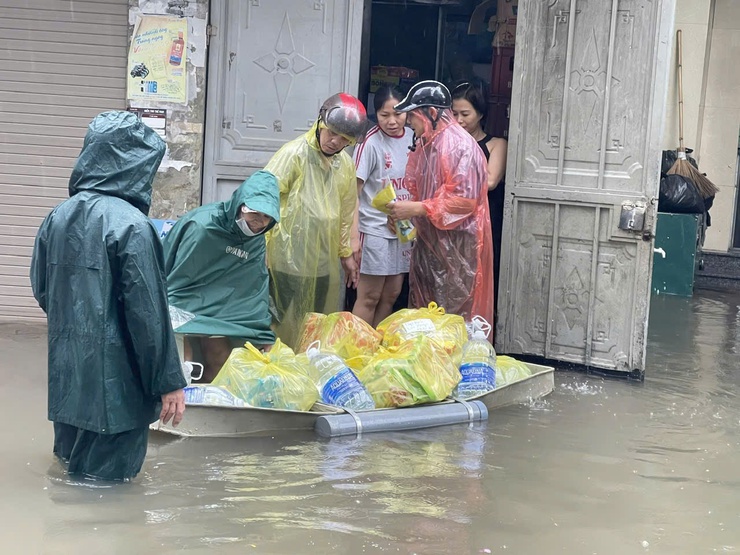 PHƯỜNG ĐÔNG NGẠC KỊP THỜI CỨU TRỢ ĐẢM BẢO ĐỜI SỐNG NHÂN DÂN BỊ NGẬP LỤT DO MƯA TO SAU CƠN BÃO SỐ 5- Ảnh 12.