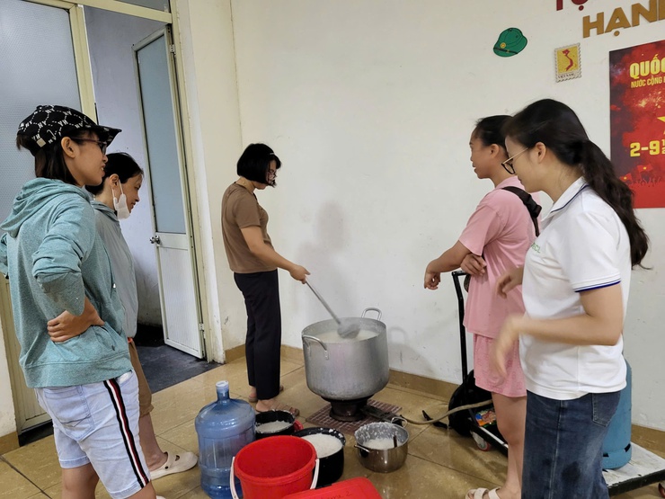 PHƯỜNG ĐÔNG NGẠC KỊP THỜI CỨU TRỢ ĐẢM BẢO ĐỜI SỐNG NHÂN DÂN BỊ NGẬP LỤT DO MƯA TO SAU CƠN BÃO SỐ 5- Ảnh 10.