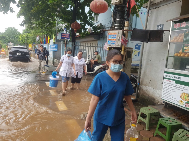 PHƯỜNG ĐÔNG NGẠC KỊP THỜI CỨU TRỢ ĐẢM BẢO ĐỜI SỐNG NHÂN DÂN BỊ NGẬP LỤT DO MƯA TO SAU CƠN BÃO SỐ 5- Ảnh 9.