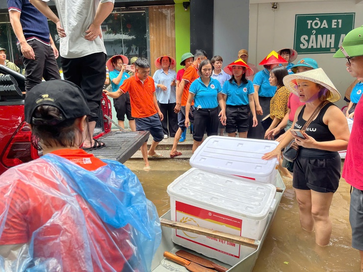 PHƯỜNG ĐÔNG NGẠC KỊP THỜI CỨU TRỢ ĐẢM BẢO ĐỜI SỐNG NHÂN DÂN BỊ NGẬP LỤT DO MƯA TO SAU CƠN BÃO SỐ 5- Ảnh 11.