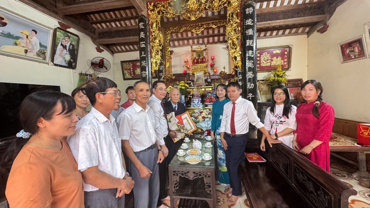 Đảng ủy xã Tam Hưng tổ chức trao tặng Huy hiệu Đảng đợt 2/9/2025- Ảnh 2.