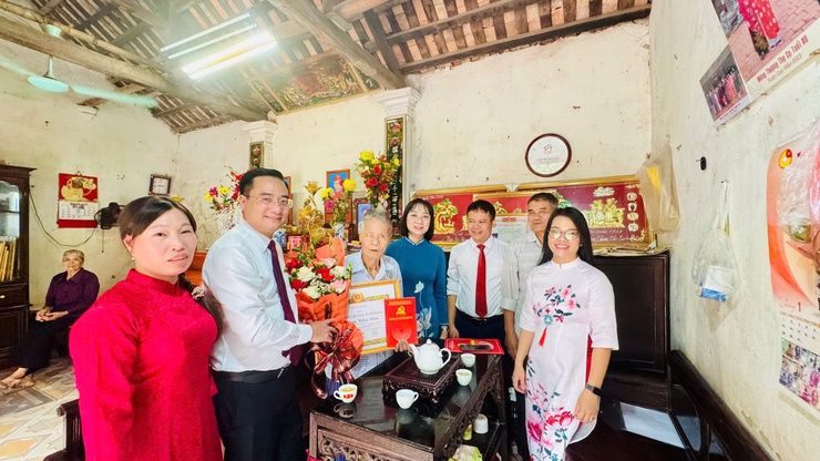 Đảng ủy xã Tam Hưng tổ chức trao tặng Huy hiệu Đảng đợt 2/9/2025- Ảnh 3.