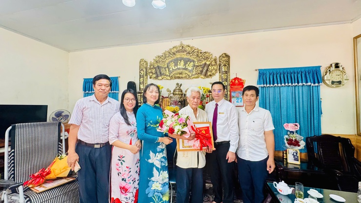 Đảng ủy xã Tam Hưng tổ chức trao tặng Huy hiệu Đảng đợt 2/9/2025- Ảnh 5.