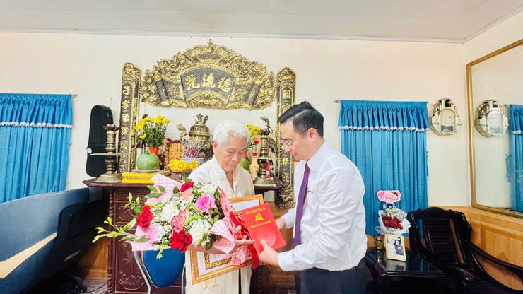 Đảng ủy xã Tam Hưng tổ chức trao tặng Huy hiệu Đảng đợt 2/9/2025- Ảnh 4.