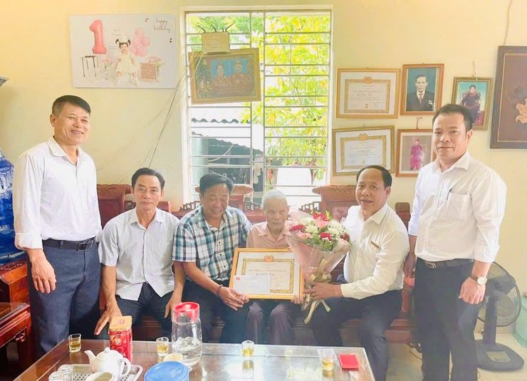 Đảng ủy xã Tam Hưng tổ chức trao tặng Huy hiệu Đảng đợt 2/9/2025- Ảnh 6.