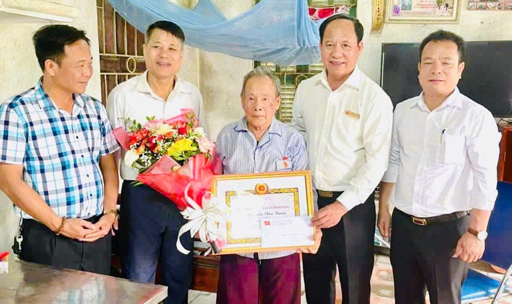 Đảng ủy xã Tam Hưng tổ chức trao tặng Huy hiệu Đảng đợt 2/9/2025- Ảnh 7.