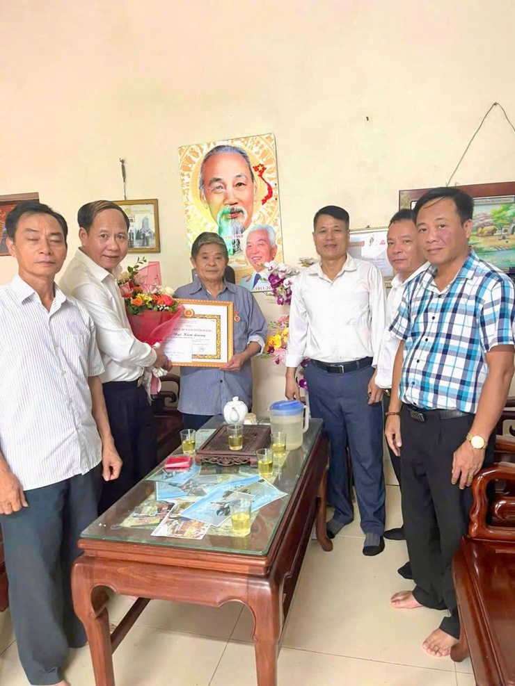Đảng ủy xã Tam Hưng tổ chức trao tặng Huy hiệu Đảng đợt 2/9/2025- Ảnh 8.