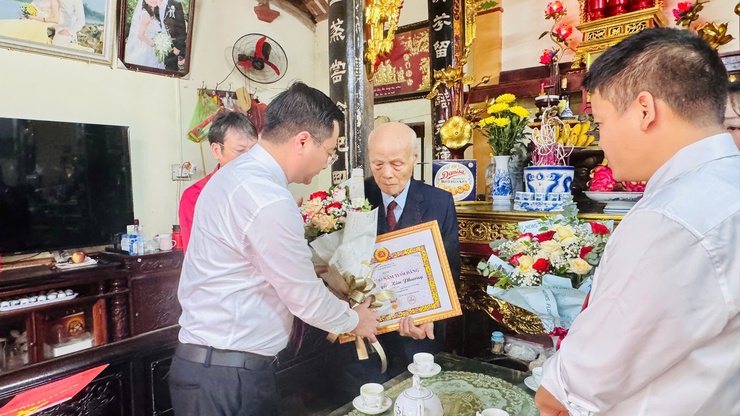 Đảng ủy xã Tam Hưng tổ chức trao tặng Huy hiệu Đảng đợt 2/9/2025- Ảnh 1.