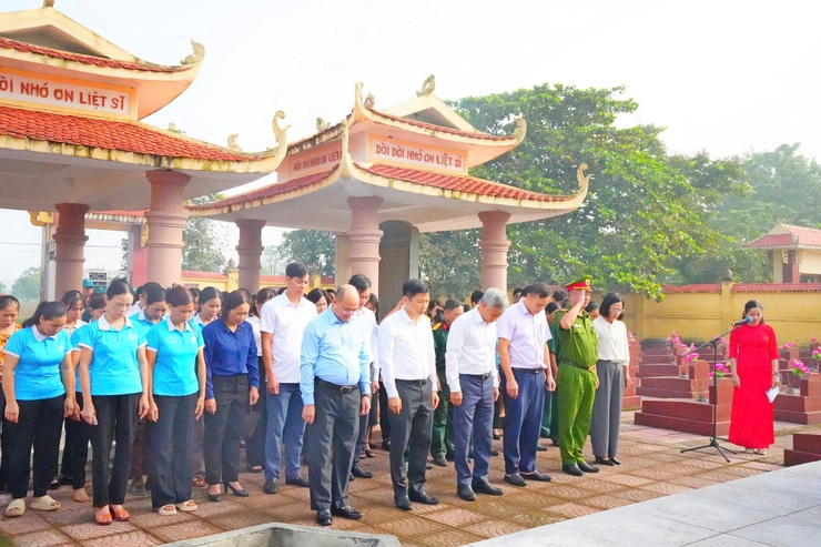 Phường Sơn Tây dâng hương viếng các anh hùng liệt sĩ- Ảnh 1.