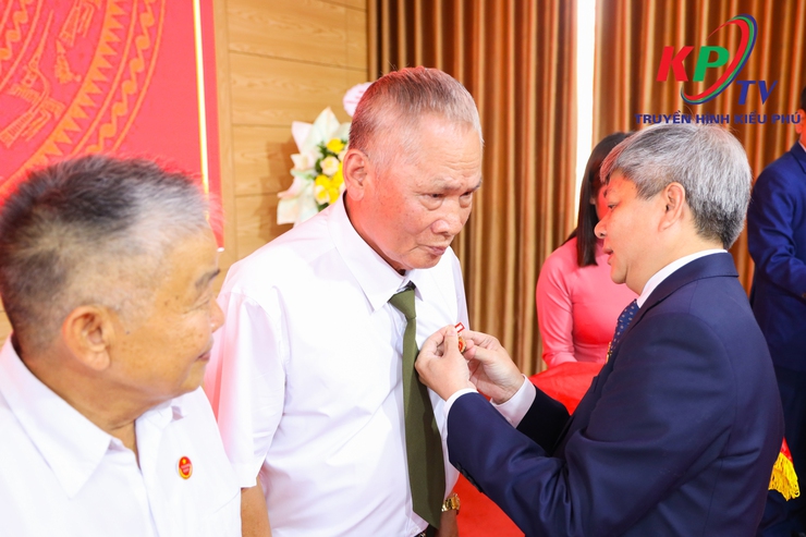 Xã Kiều Phú trao tặng Huy hiệu Đảng đợt 2/9 cho 46 đảng viên thuộc Đảng bộ xã- Ảnh 4.