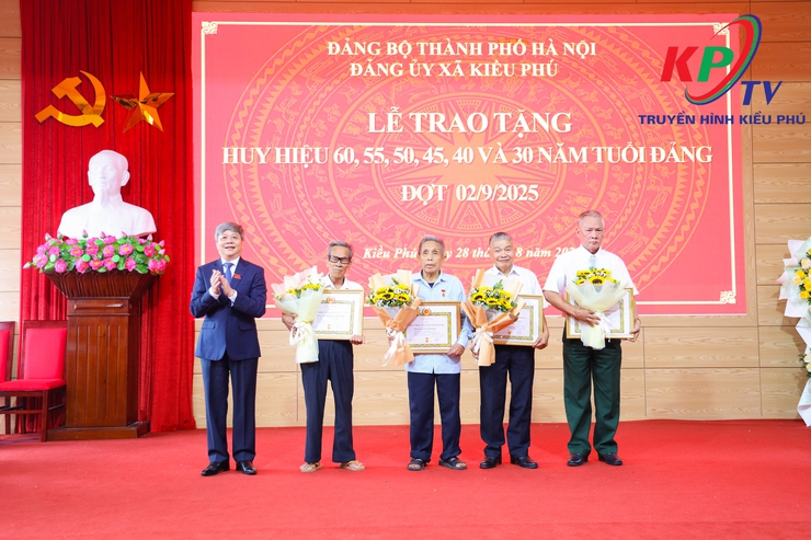 Xã Kiều Phú trao tặng Huy hiệu Đảng đợt 2/9 cho 46 đảng viên thuộc Đảng bộ xã- Ảnh 7.