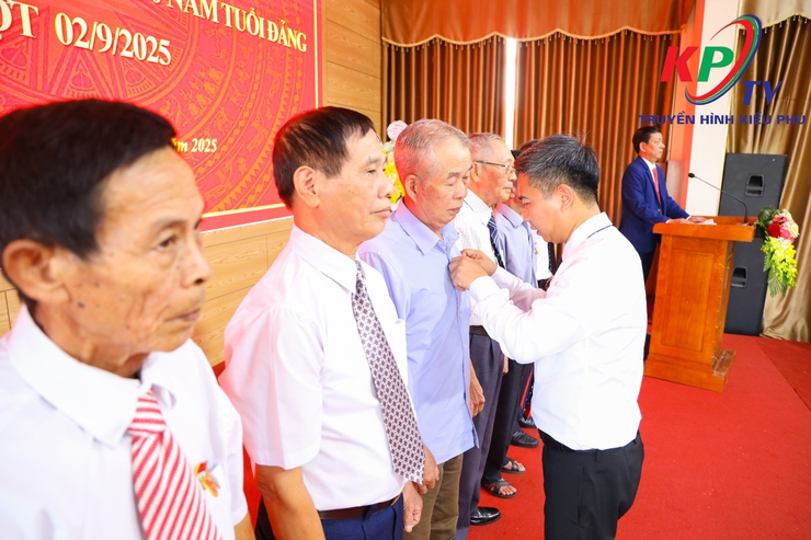 Xã Kiều Phú trao tặng Huy hiệu Đảng đợt 2/9 cho 46 đảng viên thuộc Đảng bộ xã- Ảnh 5.