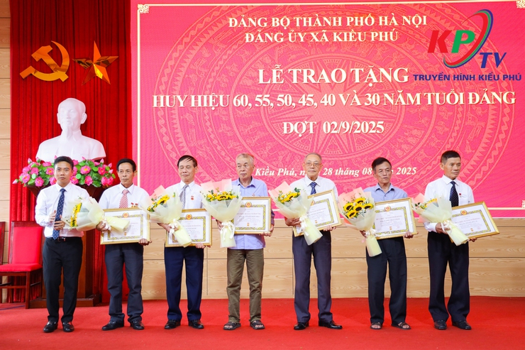 Xã Kiều Phú trao tặng Huy hiệu Đảng đợt 2/9 cho 46 đảng viên thuộc Đảng bộ xã- Ảnh 8.