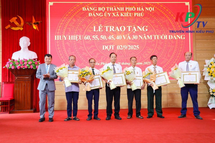Xã Kiều Phú trao tặng Huy hiệu Đảng đợt 2/9 cho 46 đảng viên thuộc Đảng bộ xã- Ảnh 11.