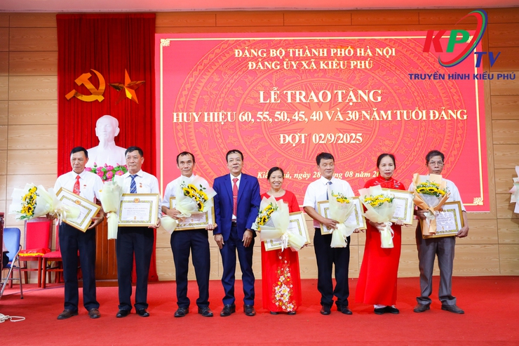 Xã Kiều Phú trao tặng Huy hiệu Đảng đợt 2/9 cho 46 đảng viên thuộc Đảng bộ xã- Ảnh 9.