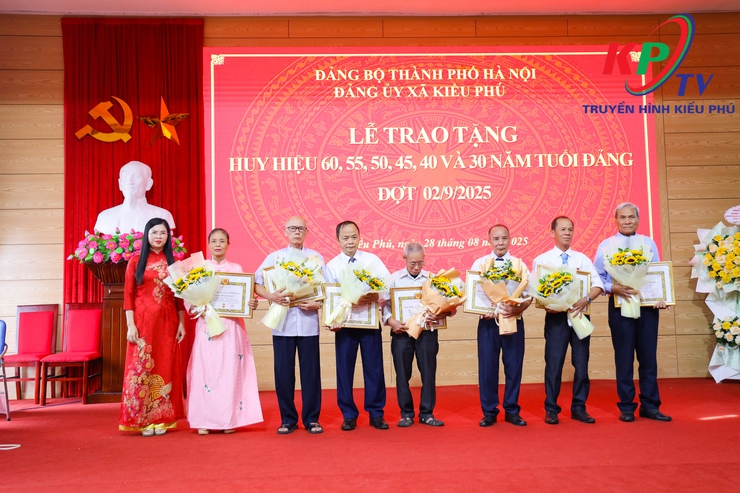 Xã Kiều Phú trao tặng Huy hiệu Đảng đợt 2/9 cho 46 đảng viên thuộc Đảng bộ xã- Ảnh 10.