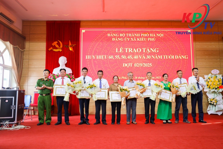 Xã Kiều Phú trao tặng Huy hiệu Đảng đợt 2/9 cho 46 đảng viên thuộc Đảng bộ xã- Ảnh 12.