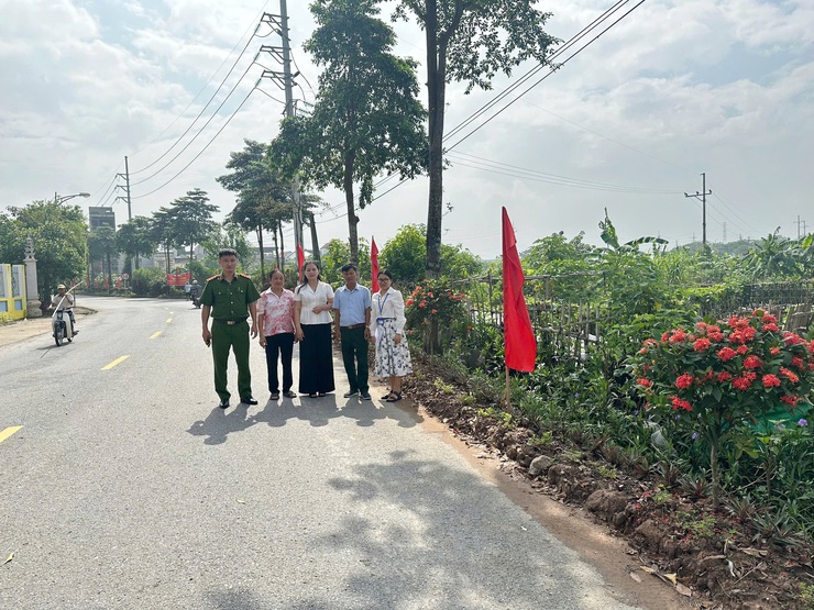 Chấm thi cuộc thi "Giữ gìn thôn sáng, xanh, sạch, đẹp, an toàn" tháng 8 trên địa bàn xã Quốc Oai- Ảnh 2.