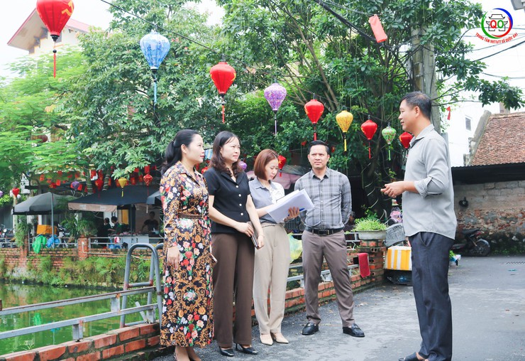 Đoàn kiểm tra số 2 chấm điểm cuộc thi “Giữ gìn thôn sáng, xanh, sạch, đẹp, an toàn” tháng 8/2025- Ảnh 1.