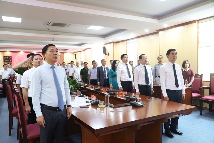 Đảng ủy xã Quang Minh trang trọng tổ chức Lễ trao Huy hiệu Đảng đợt 2/9/2025- Ảnh 1.