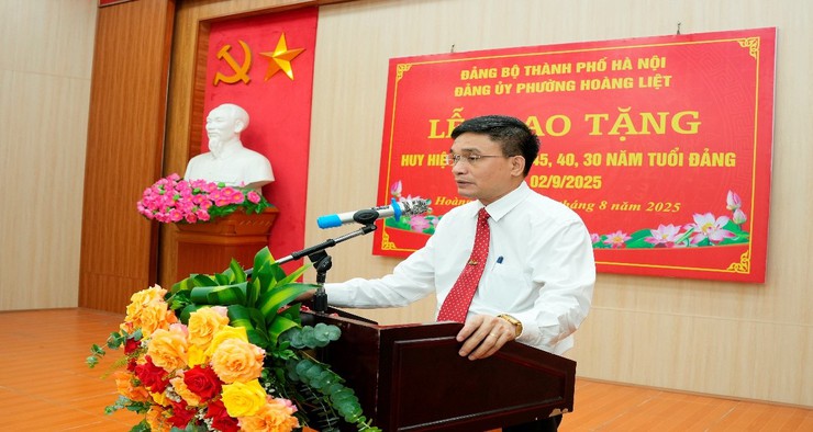 Đảng bộ phường Hoàng Liệt long trọng tổ chức Lễ trao Huy hiệu Đảng cho các đồng chí đảng viên tiêu biểu, nhân dịp kỷ niệm 80 năm Cách mạng Tháng Tám và Quốc khánh 02/9- Ảnh 1.