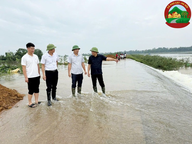 Đồng chí Hoàng Trần Tuyên – Phó Bí thư Thường trực Đảng ủy kiểm tra công tác phòng chống mưa lũ tại các khu vực trọng điểm- Ảnh 1.
