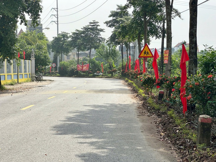 Chấm thi cuộc thi "Giữ gìn thôn sáng, xanh, sạch, đẹp, an toàn" tháng 8 trên địa bàn xã Quốc Oai- Ảnh 3.
