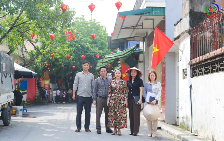Đoàn kiểm tra số 2 chấm điểm cuộc thi “Giữ gìn thôn sáng, xanh, sạch, đẹp, an toàn” tháng 8/2025- Ảnh 2.
