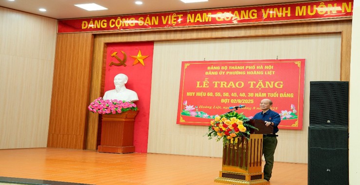 Đảng bộ phường Hoàng Liệt long trọng tổ chức Lễ trao Huy hiệu Đảng cho các đồng chí đảng viên tiêu biểu, nhân dịp kỷ niệm 80 năm Cách mạng Tháng Tám và Quốc khánh 02/9- Ảnh 2.