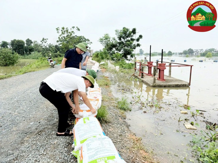 Đồng chí Hoàng Trần Tuyên – Phó Bí thư Thường trực Đảng ủy kiểm tra công tác phòng chống mưa lũ tại các khu vực trọng điểm- Ảnh 2.