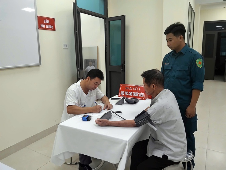 Phường Chương Mỹ tổ chức khám bệnh, tặng quà cho các đối tượng chính sách nhân dịp Quốc khánh 2/9- Ảnh 1.