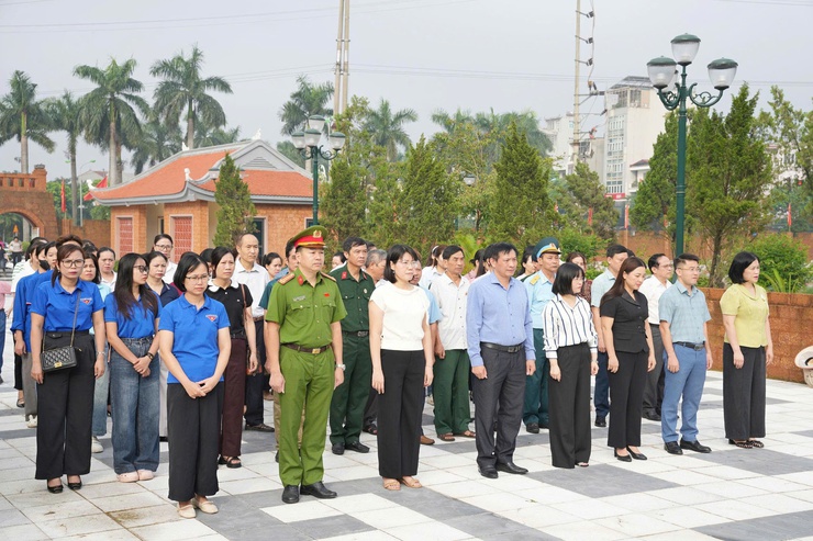 Phường Sơn Tây dâng hương viếng các anh hùng liệt sĩ- Ảnh 2.
