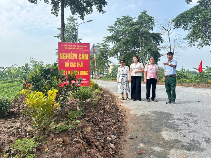 Chấm thi cuộc thi "Giữ gìn thôn sáng, xanh, sạch, đẹp, an toàn" tháng 8 trên địa bàn xã Quốc Oai- Ảnh 4.