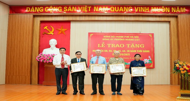 Đảng bộ phường Hoàng Liệt long trọng tổ chức Lễ trao Huy hiệu Đảng cho các đồng chí đảng viên tiêu biểu, nhân dịp kỷ niệm 80 năm Cách mạng Tháng Tám và Quốc khánh 02/9- Ảnh 3.
