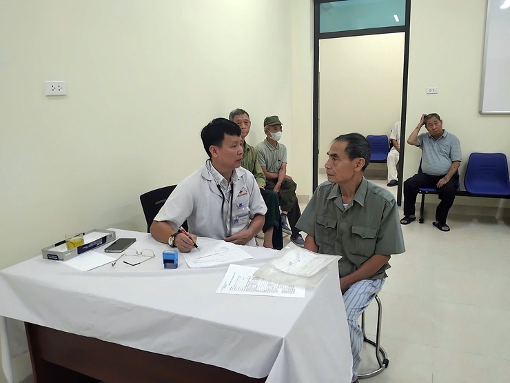 Phường Chương Mỹ tổ chức khám bệnh, tặng quà cho các đối tượng chính sách nhân dịp Quốc khánh 2/9- Ảnh 2.