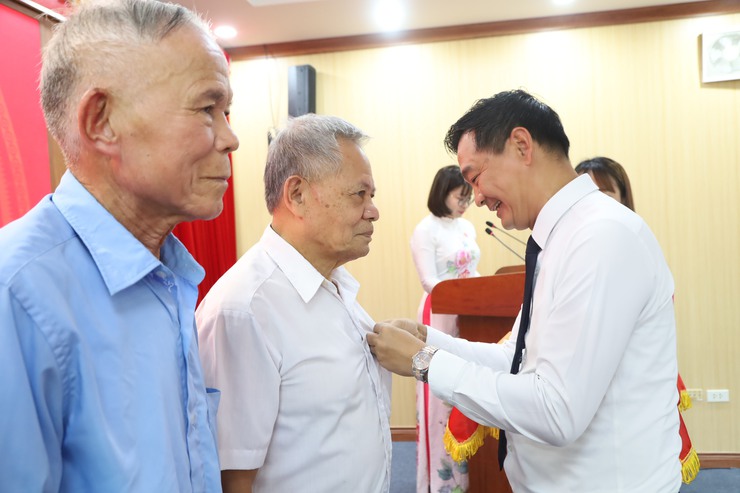 Đảng ủy xã Quang Minh trang trọng tổ chức Lễ trao Huy hiệu Đảng đợt 2/9/2025- Ảnh 3.
