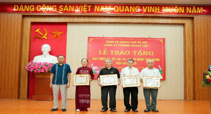 Đảng bộ phường Hoàng Liệt long trọng tổ chức Lễ trao Huy hiệu Đảng cho các đồng chí đảng viên tiêu biểu, nhân dịp kỷ niệm 80 năm Cách mạng Tháng Tám và Quốc khánh 02/9- Ảnh 4.