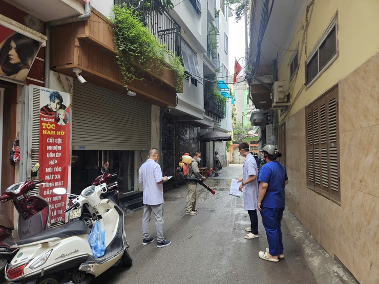 Phường Tây Hồ: Phun hoá chất khử khuẩn sau cơn bão số 5 - Ảnh 1.