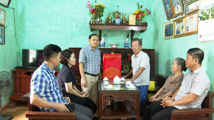 Đồng chí Chủ tịch UBND xã Phú Xuyên thăm tặng quà các gia đình chính sách, người có công nhân dịp Quốc khánh 2/9- Ảnh 1.
