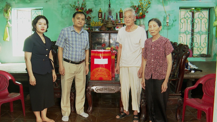Đồng chí Chủ tịch UBND xã Phú Xuyên thăm tặng quà các gia đình chính sách, người có công nhân dịp Quốc khánh 2/9- Ảnh 2.