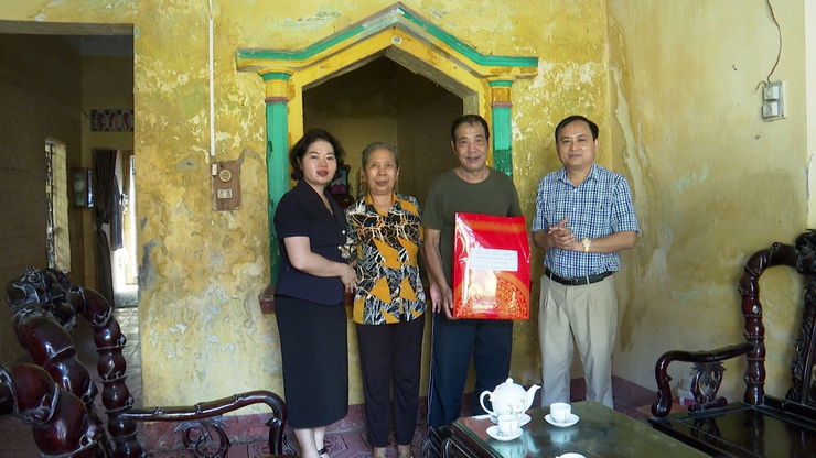 Đồng chí Chủ tịch UBND xã Phú Xuyên thăm tặng quà các gia đình chính sách, người có công nhân dịp Quốc khánh 2/9- Ảnh 3.