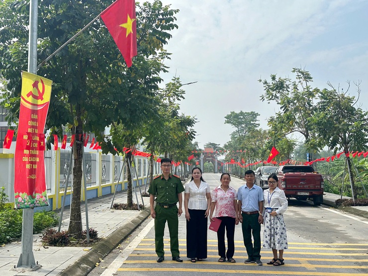 Chấm thi cuộc thi "Giữ gìn thôn sáng, xanh, sạch, đẹp, an toàn" tháng 8 trên địa bàn xã Quốc Oai- Ảnh 1.