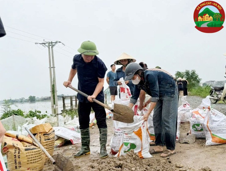 Đồng chí Hoàng Trần Tuyên – Phó Bí thư Thường trực Đảng ủy kiểm tra công tác phòng chống mưa lũ tại các khu vực trọng điểm- Ảnh 5.
