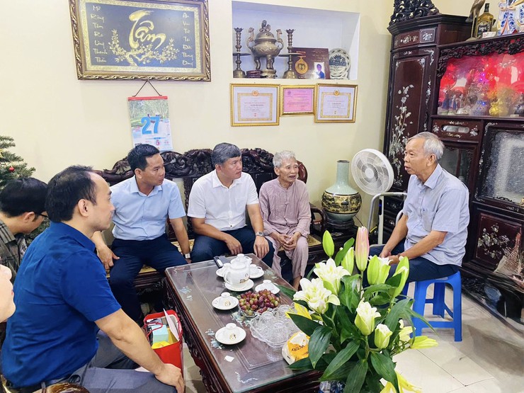 Phường Hồng Hà: Tặng quà các gia đình chính sách- Ảnh 10.